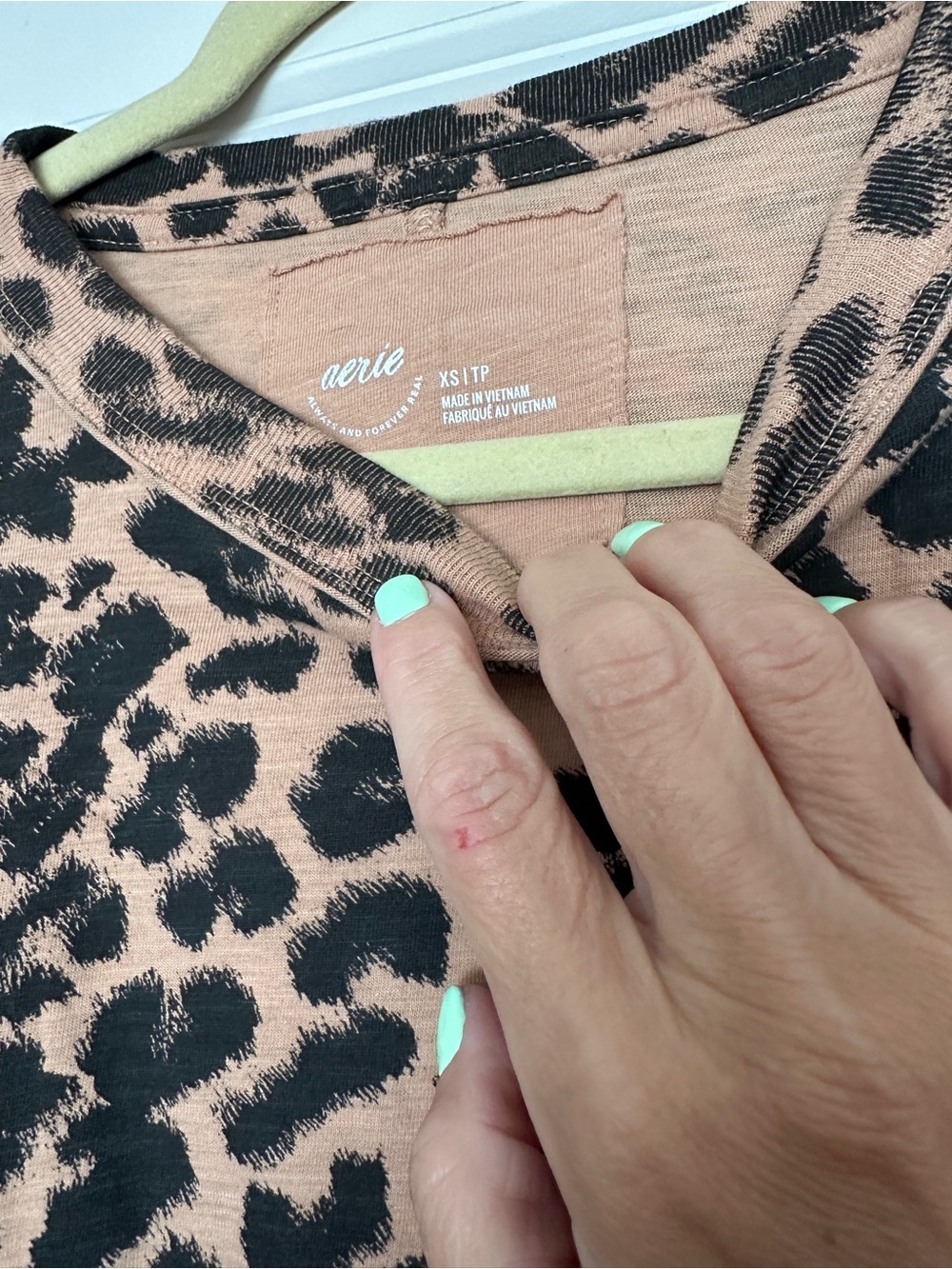 aerie EUC Tan Leopard Print Tee - Picture 3 of 3